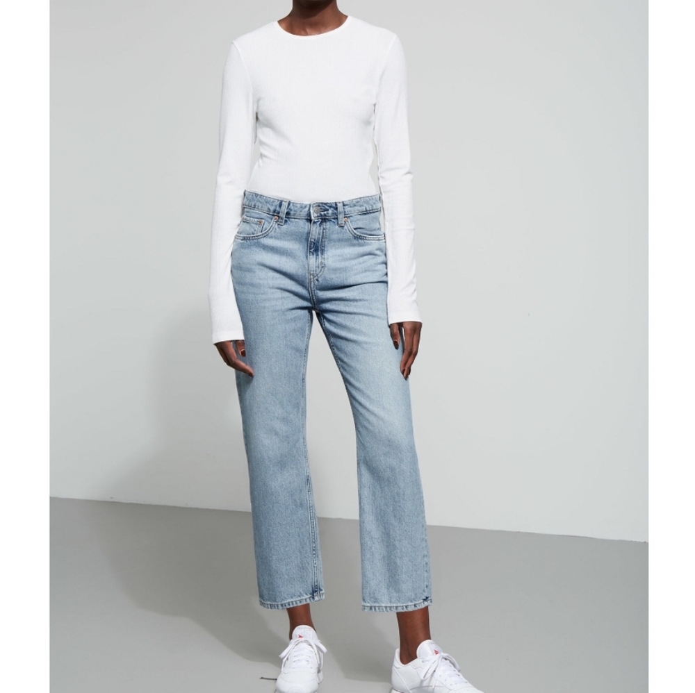 Weekday Voyage Wideleg Crop Mom Jeans Med Wash 25